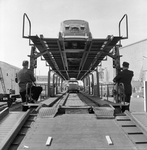 841452 Afbeelding van de demonstratie van een dubbeldekwagen voor autovervoer op de stand van de Nederlandse Spoorwegen ...